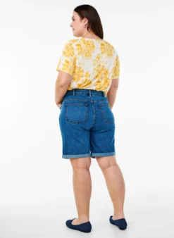 Eng anliegende Jeansshorts mit hoher Taille