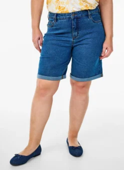 Eng anliegende Jeansshorts mit hoher Taille