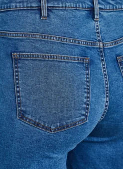 Eng anliegende Jeansshorts mit hoher Taille