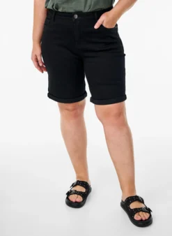 Eng anliegende Jeansshorts mit hoher Taille