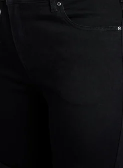Eng anliegende Jeansshorts mit hoher Taille