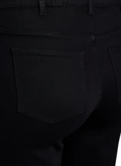 Eng anliegende Jeansshorts mit hoher Taille