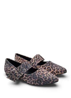 Extra Weite - Ballerina mit Leo-Print, Schnalle und Nieten