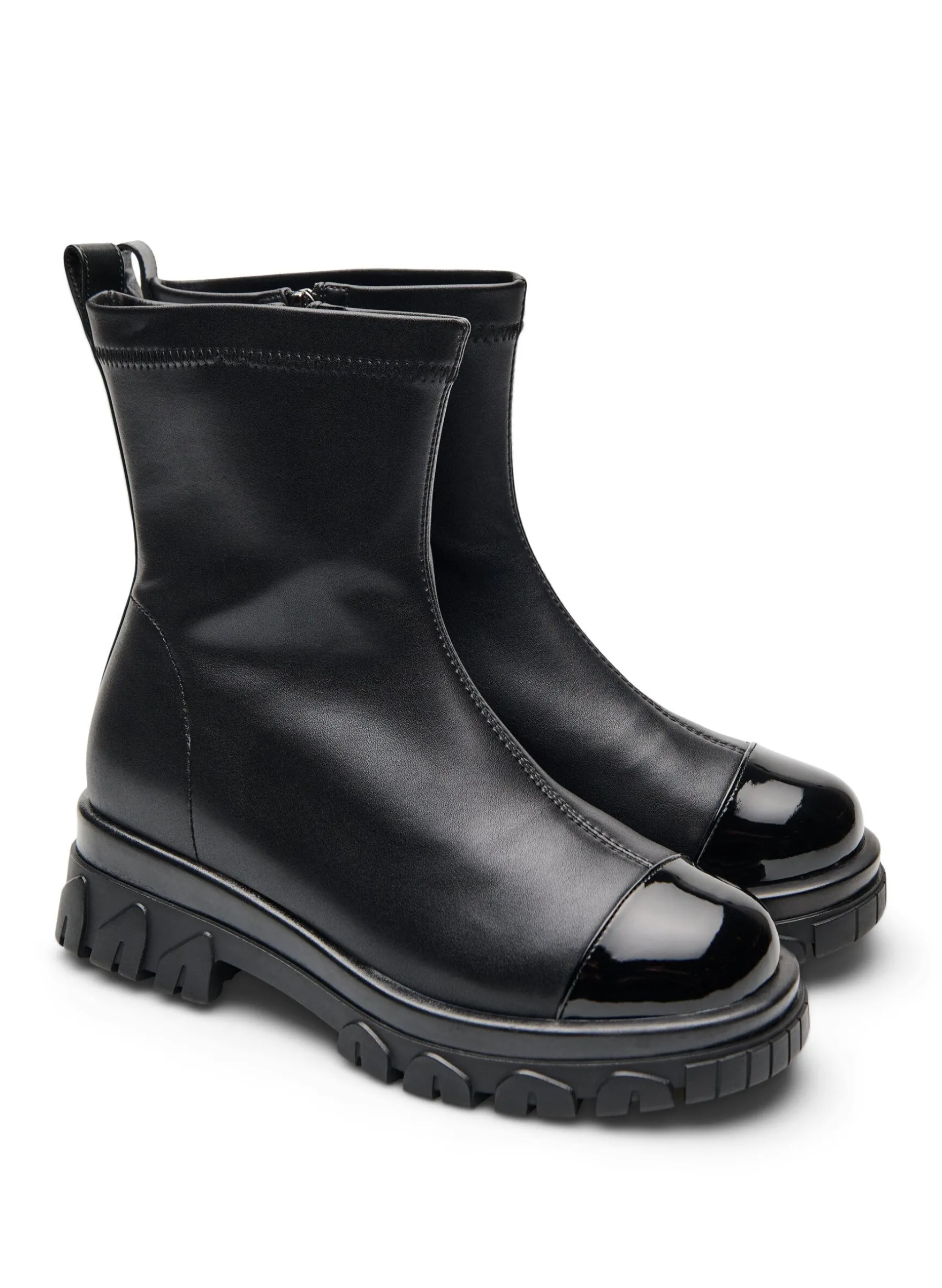 Extra Weite - Chunky Knöchelstiefel mit Lackdetail