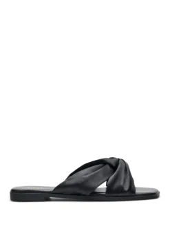 Extra Weite - Flache Sandalen mit gekreuzten Satinriemen