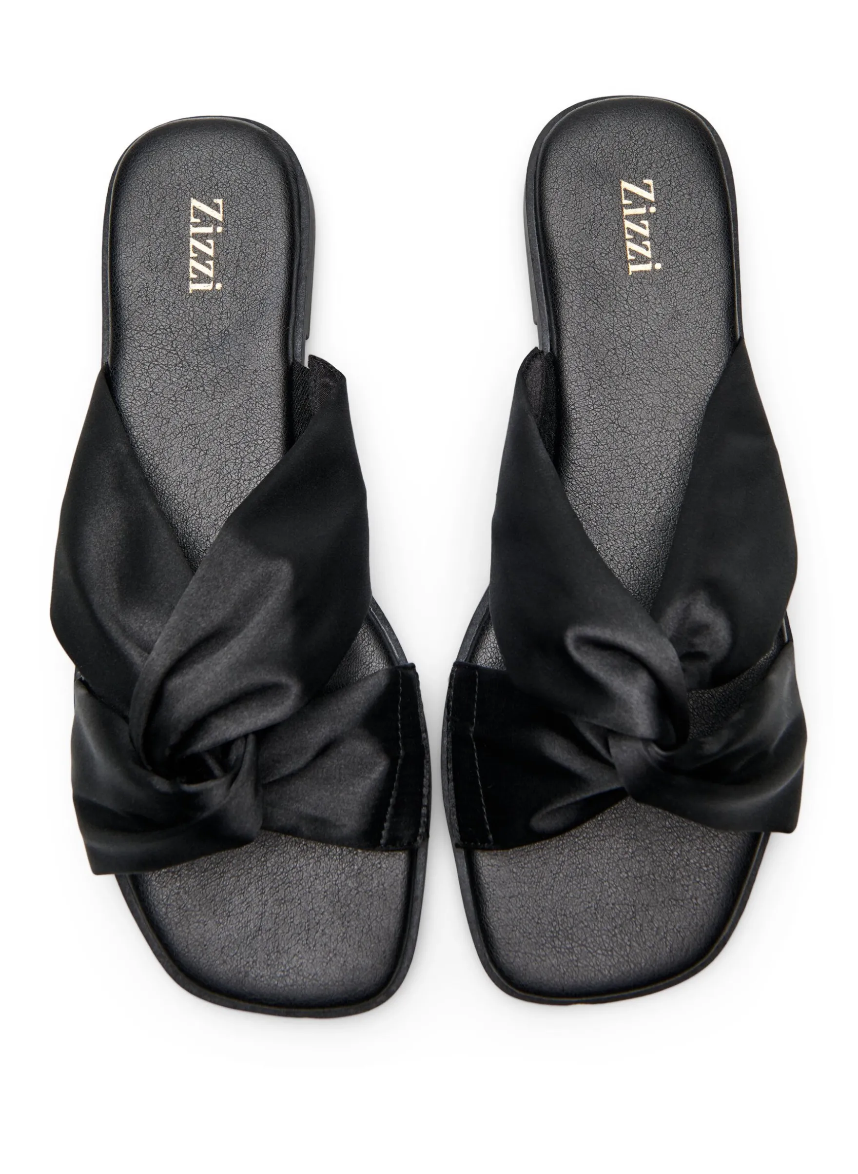 Extra Weite - Flache Sandalen mit gekreuzten Satinriemen