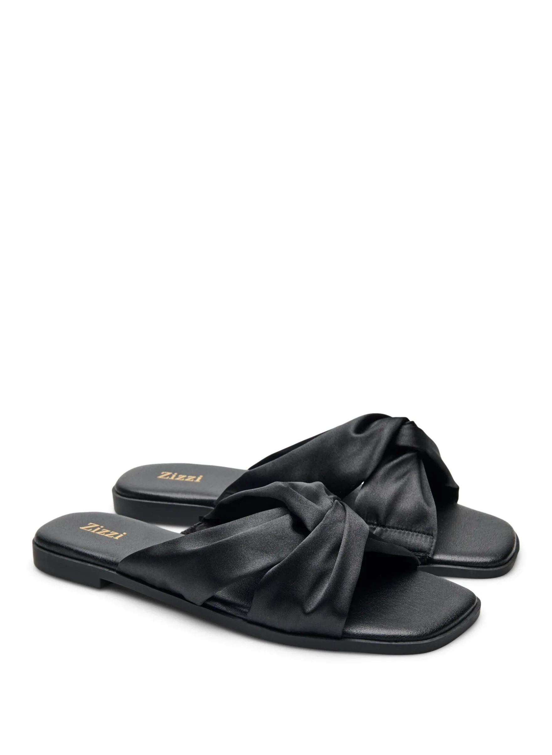 Extra Weite - Flache Sandalen mit gekreuzten Satinriemen
