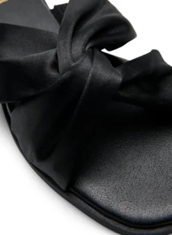 Extra Weite - Flache Sandalen mit gekreuzten Satinriemen