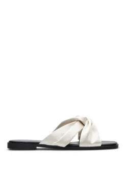 Extra Weite - Flache Sandalen mit gekreuzten Satinriemen