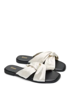 Extra Weite - Flache Sandalen mit gekreuzten Satinriemen