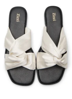 Extra Weite - Flache Sandalen mit gekreuzten Satinriemen