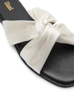 Extra Weite - Flache Sandalen mit gekreuzten Satinriemen