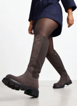 Extra Weiter - Hoher Stiefel aus Wildlederimitat mit gerippten Einsätzen