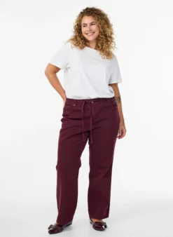 Farbige hoch taillierte Jeans mit Bindegürtel