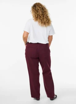 Farbige hoch taillierte Jeans mit Bindegürtel