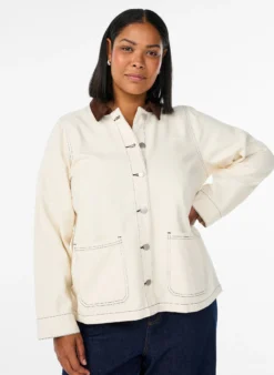 Farbige Jeansjacke mit Kontrastkragen