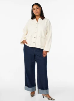 Farbige Jeansjacke mit Kontrastkragen