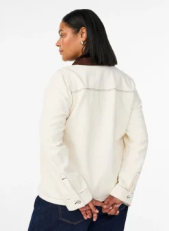 Farbige Jeansjacke mit Kontrastkragen