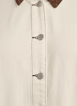 Farbige Jeansjacke mit Kontrastkragen