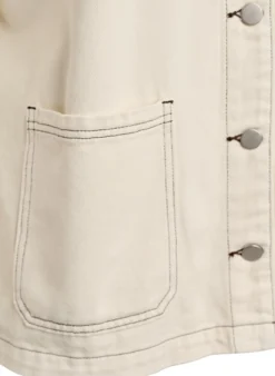 Farbige Jeansjacke mit Kontrastkragen