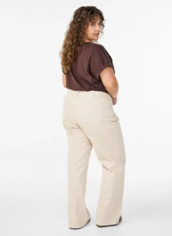 Farbige Myra Jeans mit weiter Passform und hoher Taille