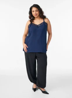 FLASH - Cami-Top mit V-Ausschnitt und Spitzen