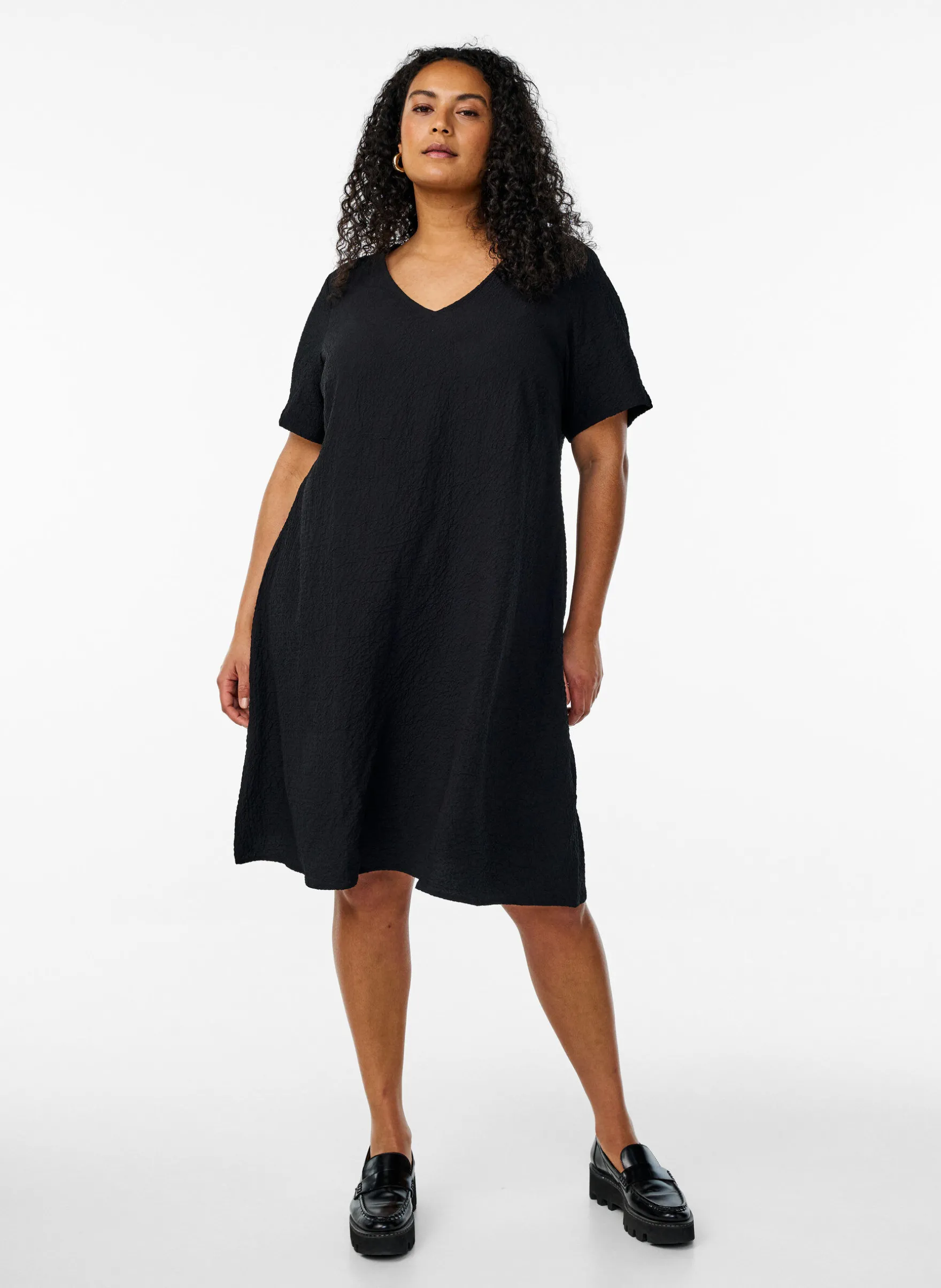 FLASH - Kleid mit kurzen Ärmeln und V-Ausschnitt