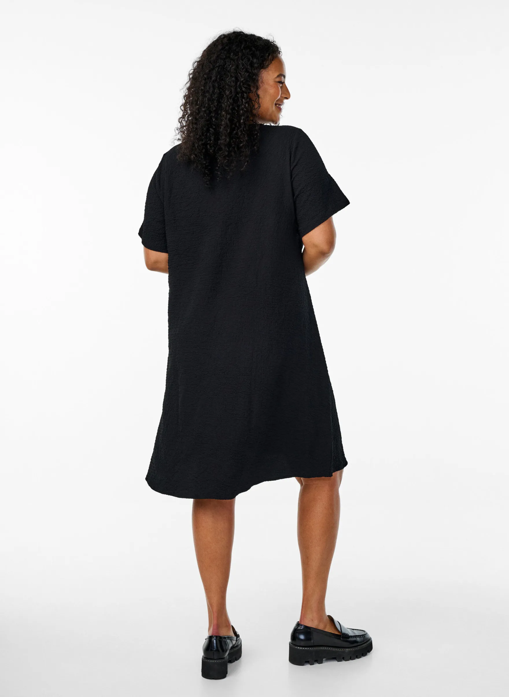 FLASH - Kleid mit kurzen Ärmeln und V-Ausschnitt
