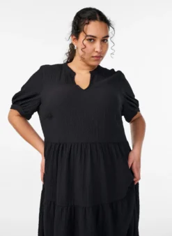 FLASH - Knöchellanges Kleid mit kurzen Ärmeln und gestuften Volants