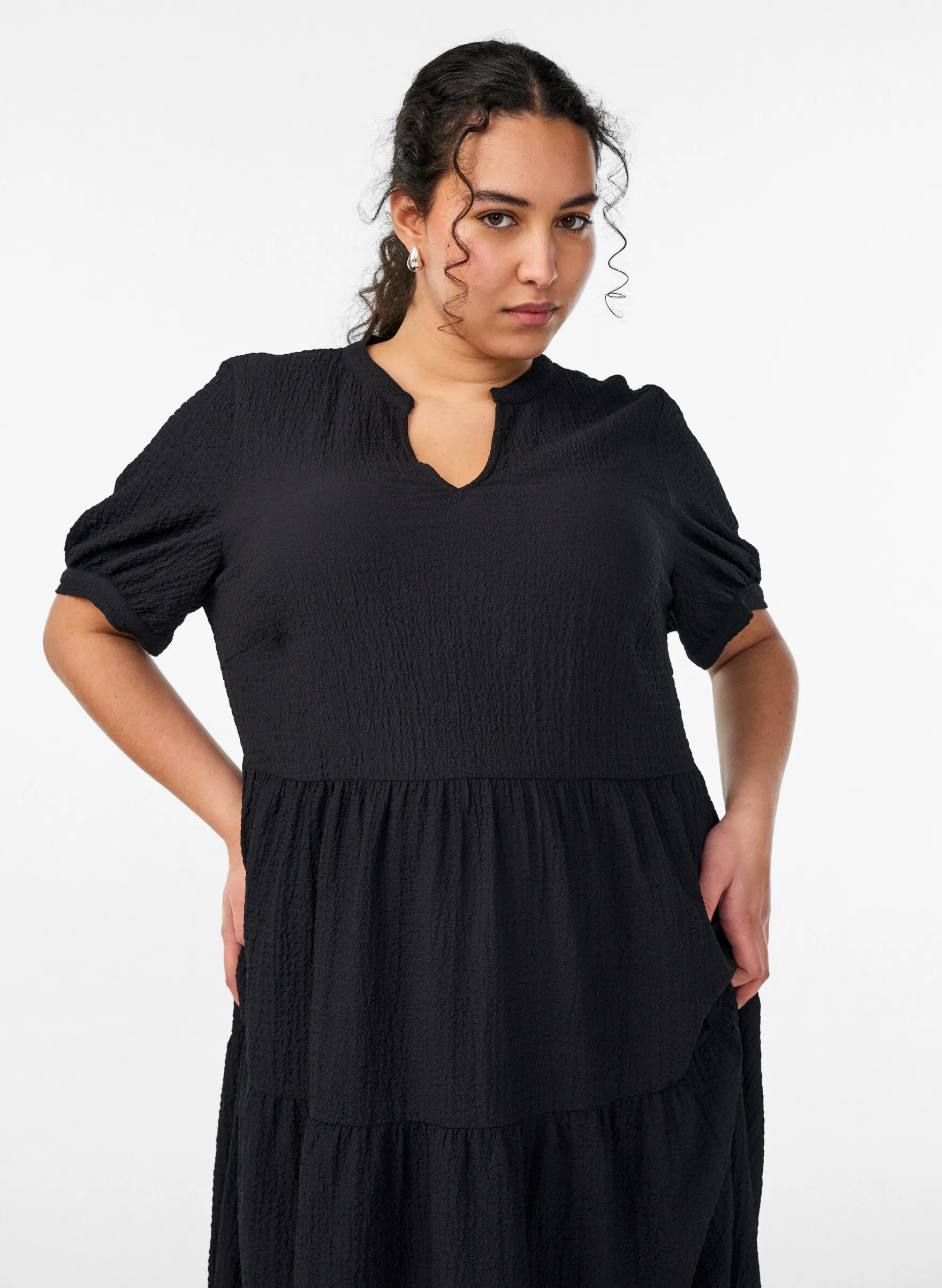 FLASH - Knöchellanges Kleid mit kurzen Ärmeln und gestuften Volants