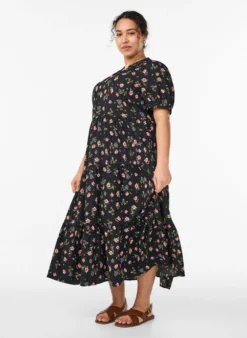 FLASH - Knöchellanges Kleid mit kurzen Ärmeln und gestuften Volants