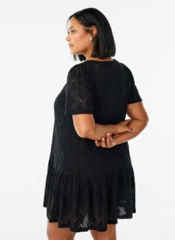 FLASH - Kurzes Jerseykleid mit Lochmuster