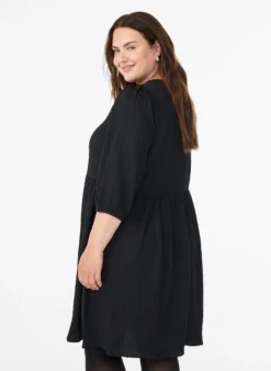 FLASH - Kurzes Kleid aus strukturiertem Stoff mit 3/4-Ärmeln