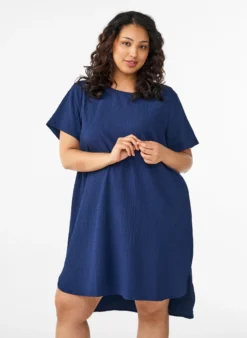 FLASH - Kurzes Kleid mit gecrinkelter Textur und kurzen Ärmeln