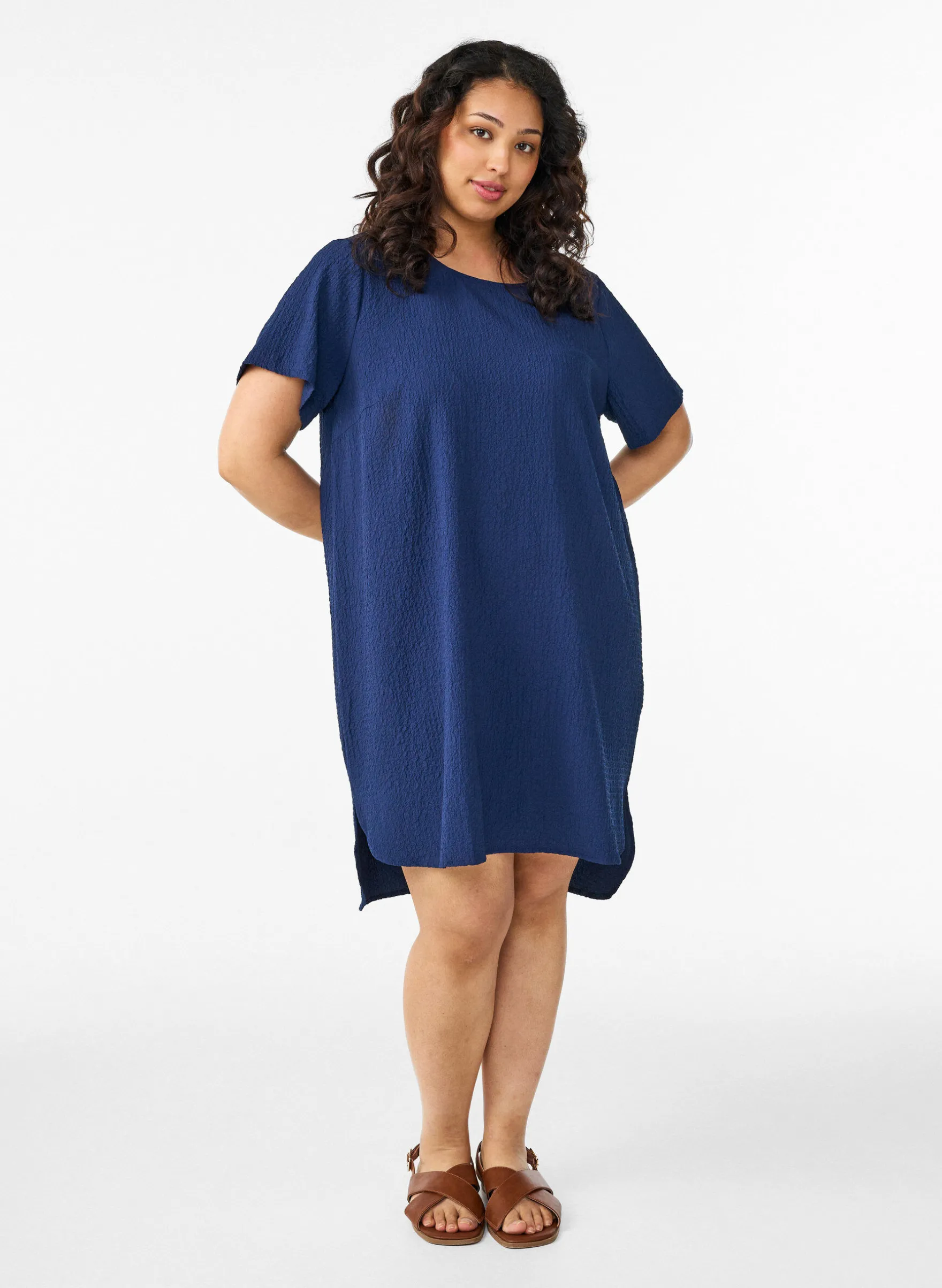 FLASH - Kurzes Kleid mit gecrinkelter Textur und kurzen Ärmeln