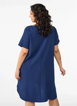 FLASH - Kurzes Kleid mit gecrinkelter Textur und kurzen Ärmeln
