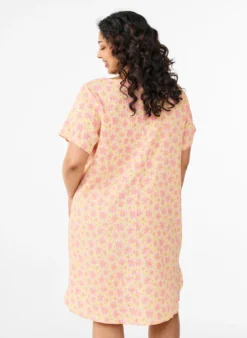FLASH - Kurzes Kleid mit gecrinkelter Textur und kurzen Ärmeln