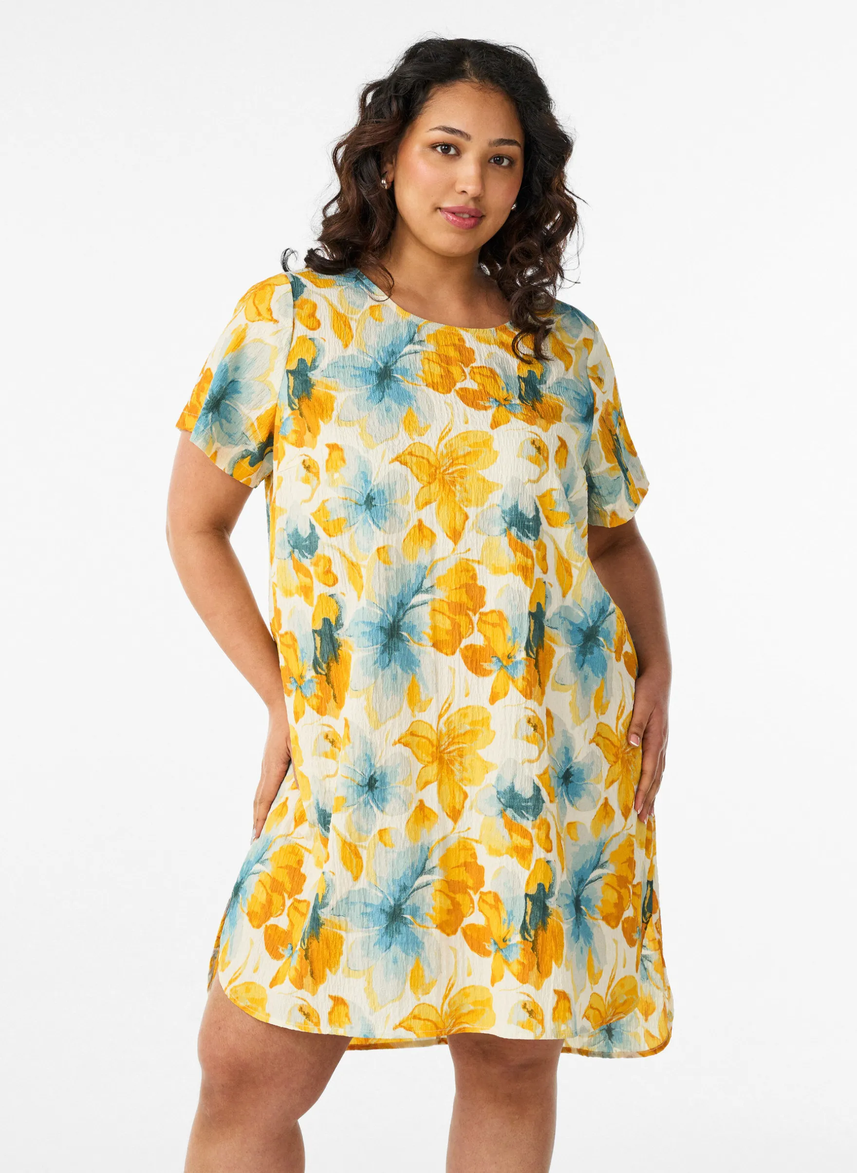 FLASH - Kurzes Kleid mit gecrinkelter Textur und kurzen Ärmeln