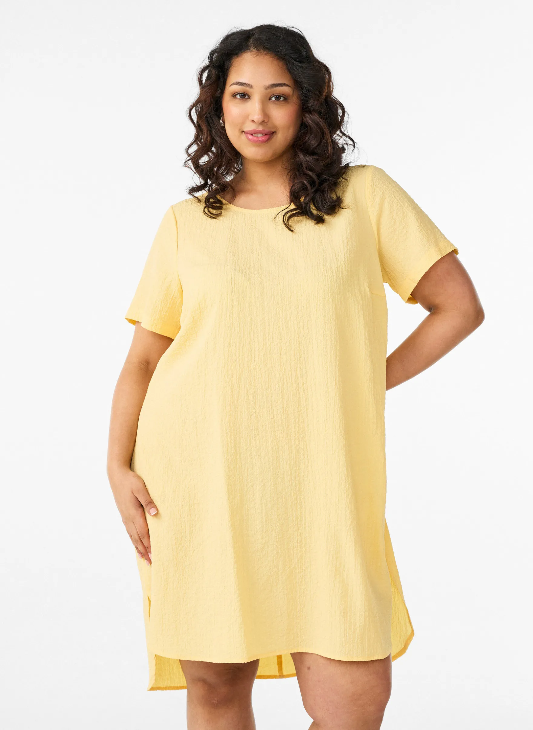 FLASH - Kurzes Kleid mit gecrinkelter Textur und kurzen Ärmeln