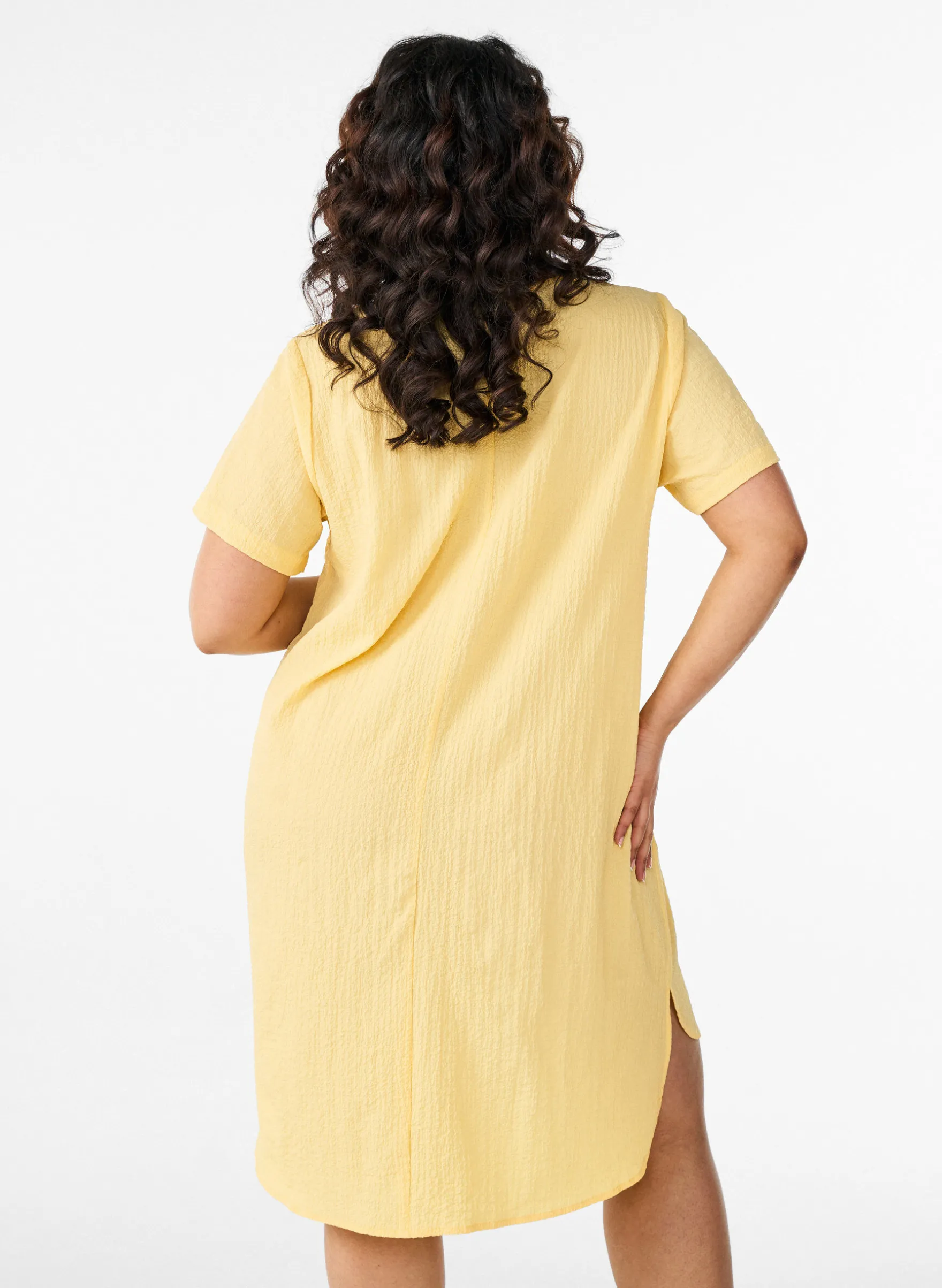 FLASH - Kurzes Kleid mit gecrinkelter Textur und kurzen Ärmeln