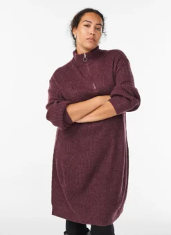 FLASH - Kurzes Strickkleid mit hohem Kragen