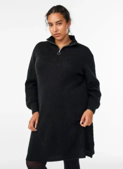FLASH - Kurzes Strickkleid mit hohem Kragen