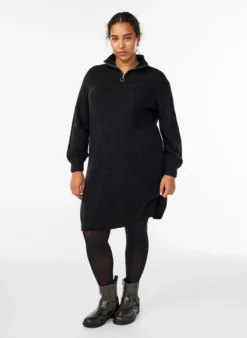 FLASH - Kurzes Strickkleid mit hohem Kragen