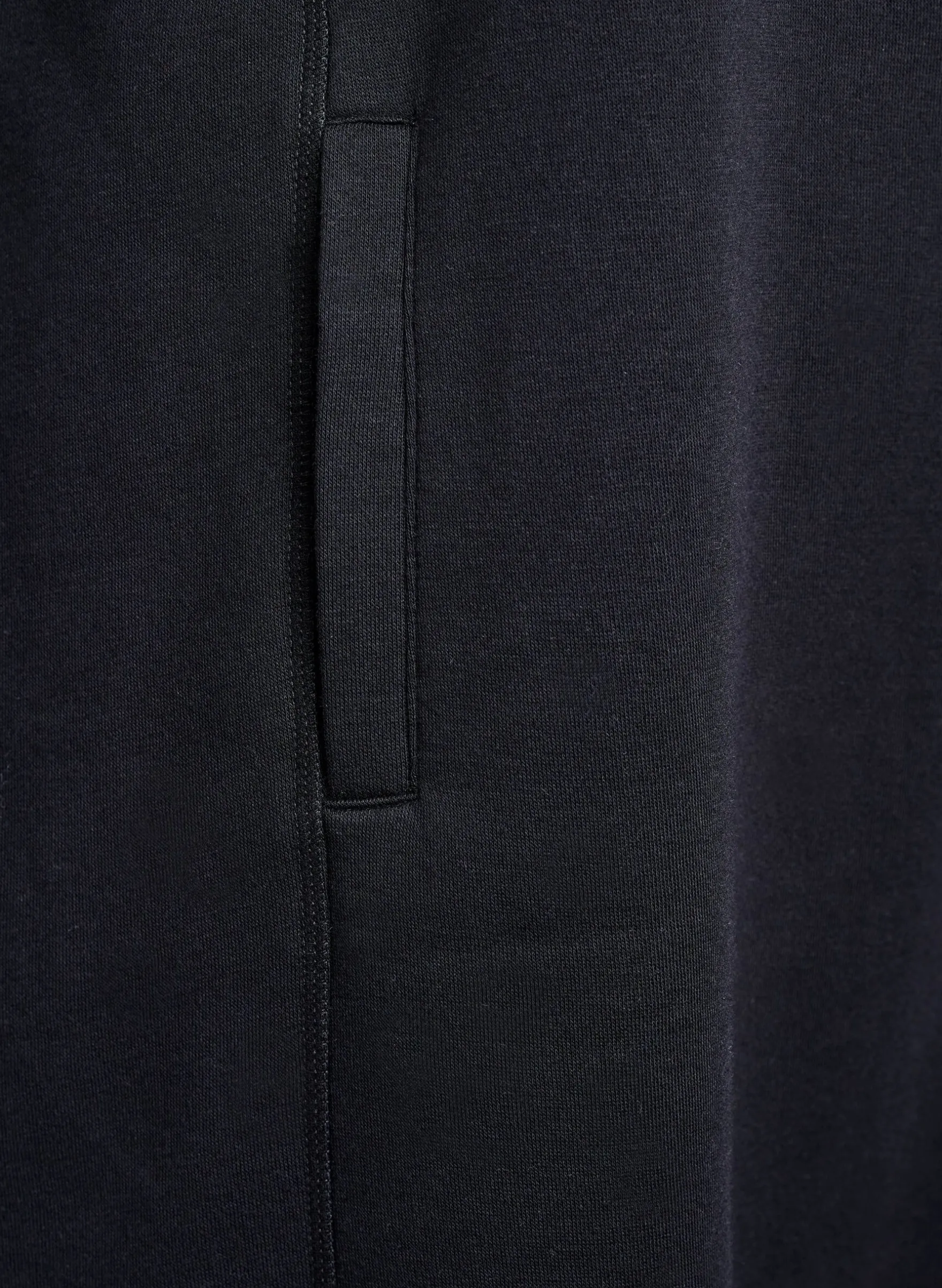 FLASH - Kurzes Sweatshirtkleid mit Stehkragen und Taschen