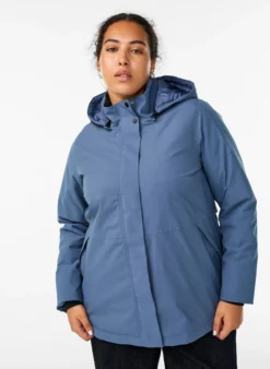Funktionelle kurze Winterjacke mit Kapuze