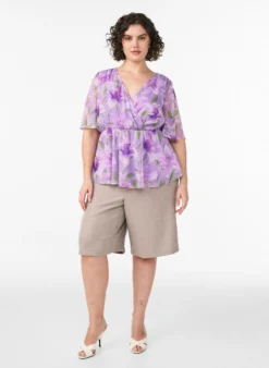 Geblümte Chiffonbluse mit kurzen Ärmeln
