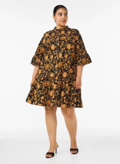 Geblümtes Kleid aus Baumwolle mit Rüschendetails und lockerer A-Linien-Form