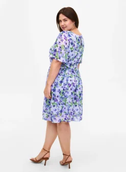 Geblümtes Kleid mit kurzen Ärmeln