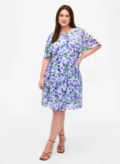 Geblümtes Kleid mit kurzen Ärmeln