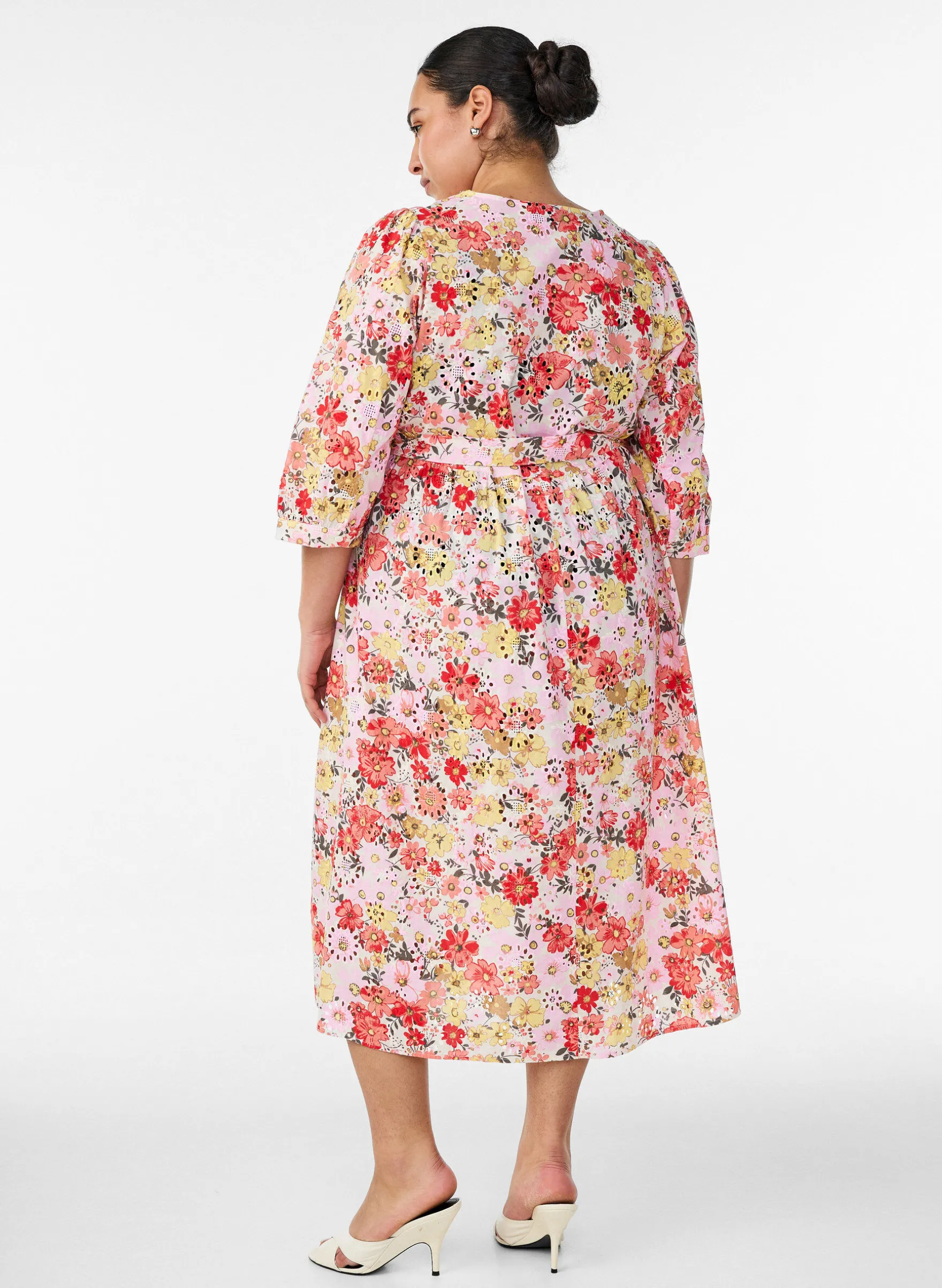 Geblümtes Midikleid mit Lochstickerei und Bindegürtel